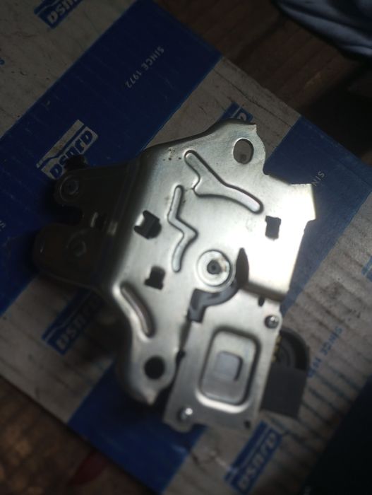 Замок крышки багажника инфинити Q50