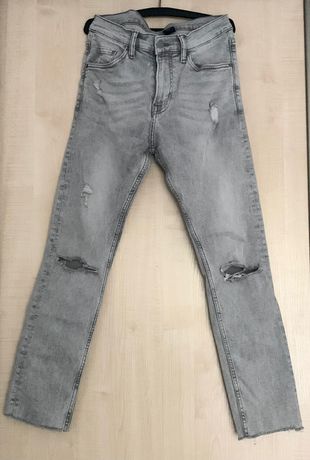 Modne szare jeansy H&M z dziurami i przetarciami