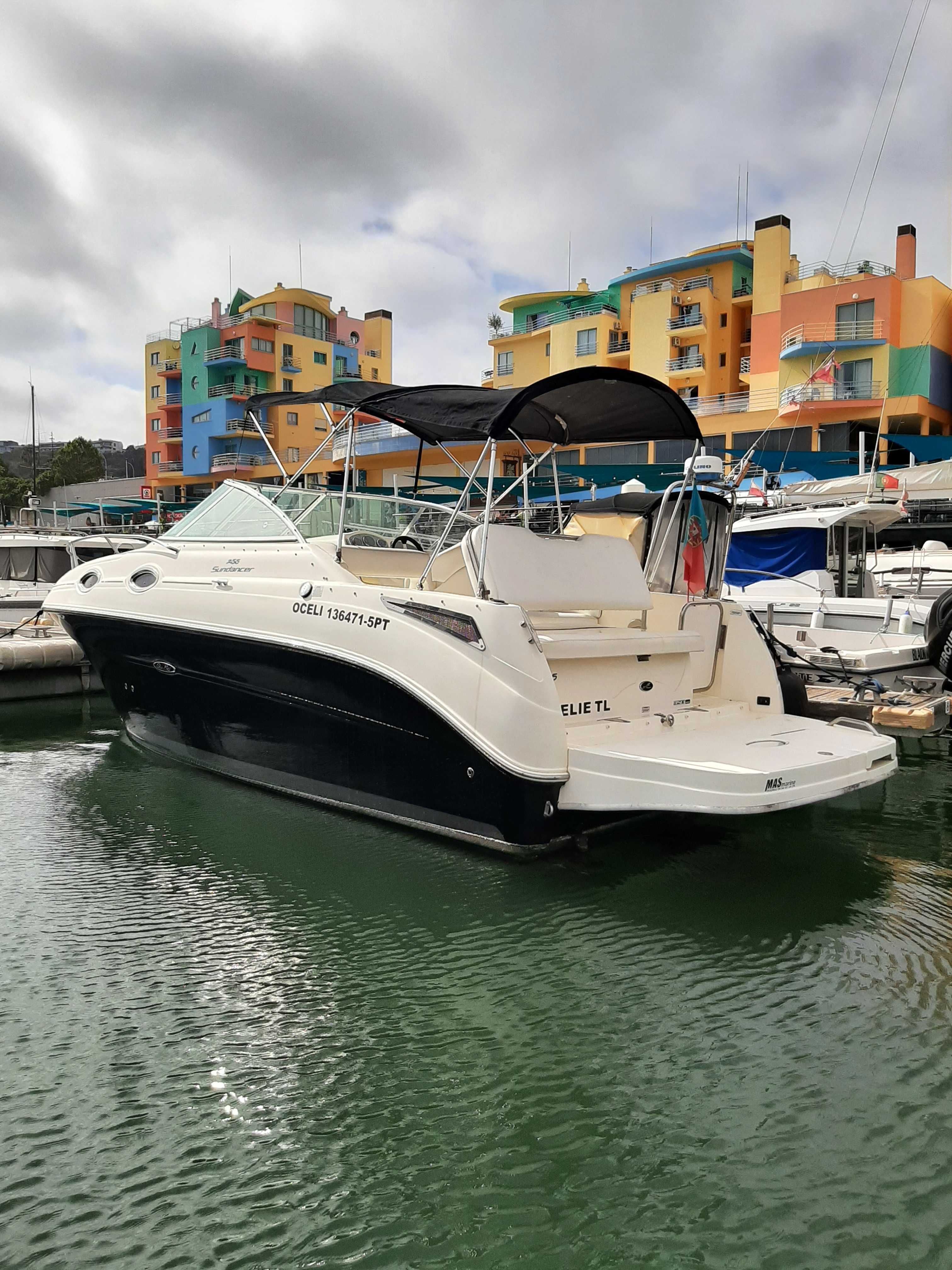 Barco Sea Ray 255 Sundancer - Conforto, Potência e Estilo