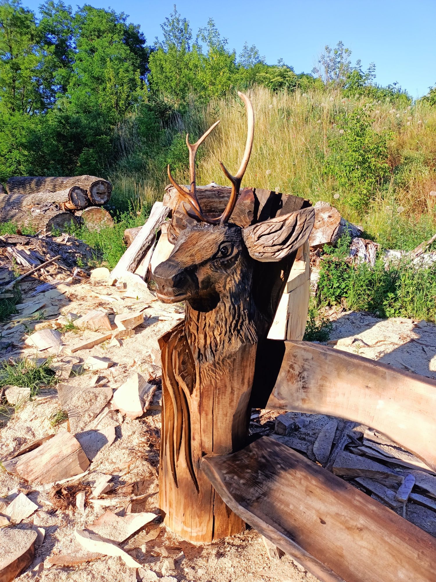 Ławka ogrodowa drewniana rzeźbiona Jeleń