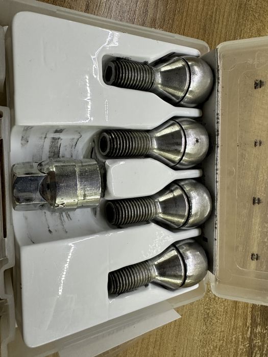 Секретні болти Renault Рено