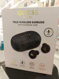 Colunas e Earpods marca Guess.