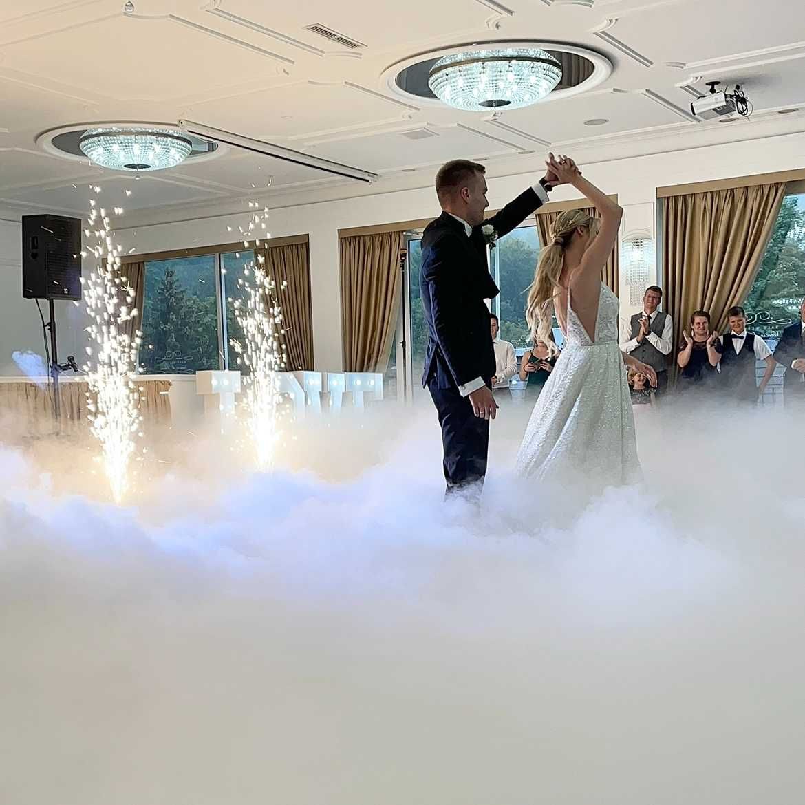 Fotobudka atrakcje weselne ciężki dym iskry