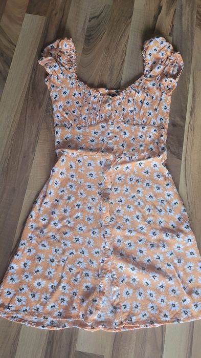 Sukienka hiszpanka Bershka. Lekko się naciąga.