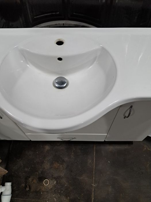 Продам умывальник с тумбой 1.2м