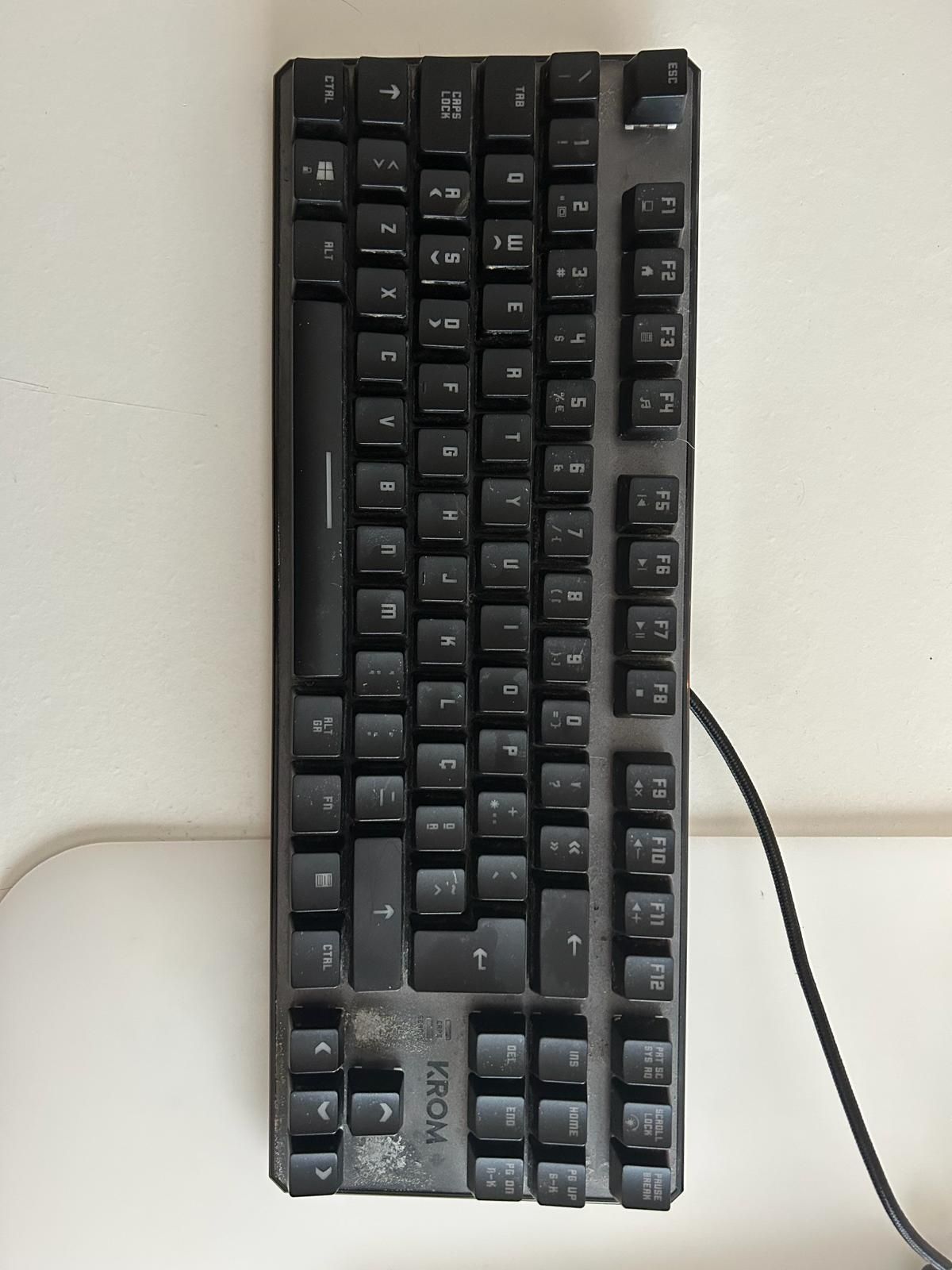 Teclado mecânico RGB Krom Kernel TKL