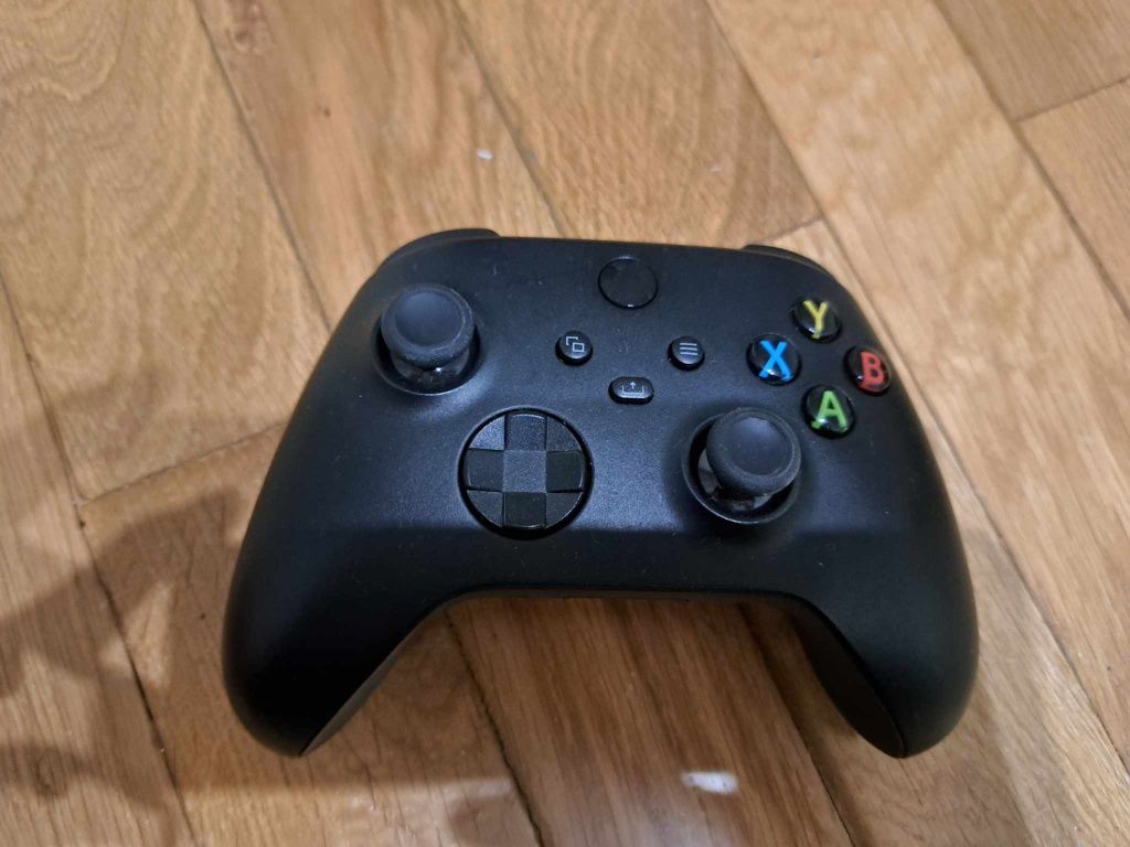 Xbox series X z 3 padami i grą elden ring