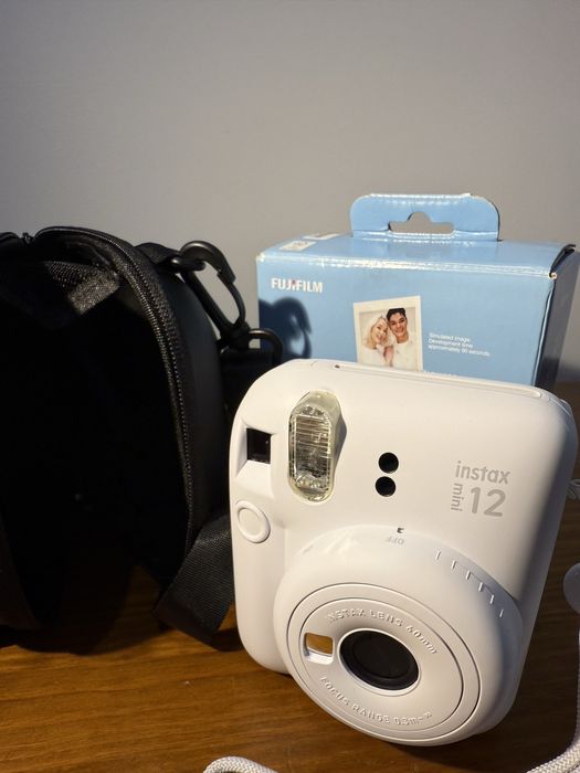 Instax mini 12 + bolsa + 7 recargas