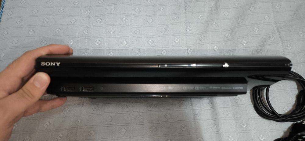 PS3 Super Slim 250GB desbloqueada + comando + cabos