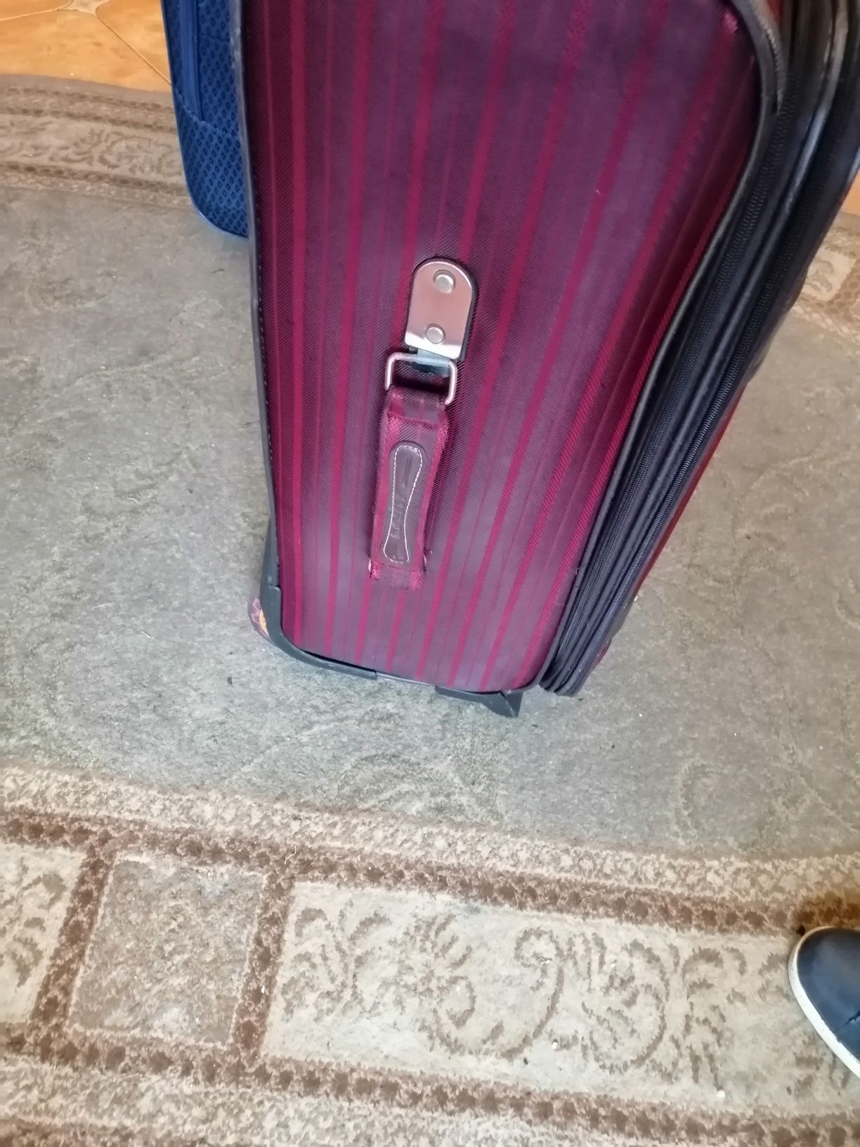 Фирменный средний чемодан