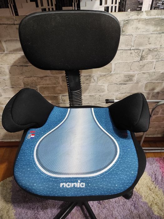 Стул компьютерный, вращающийся, на колесиках.