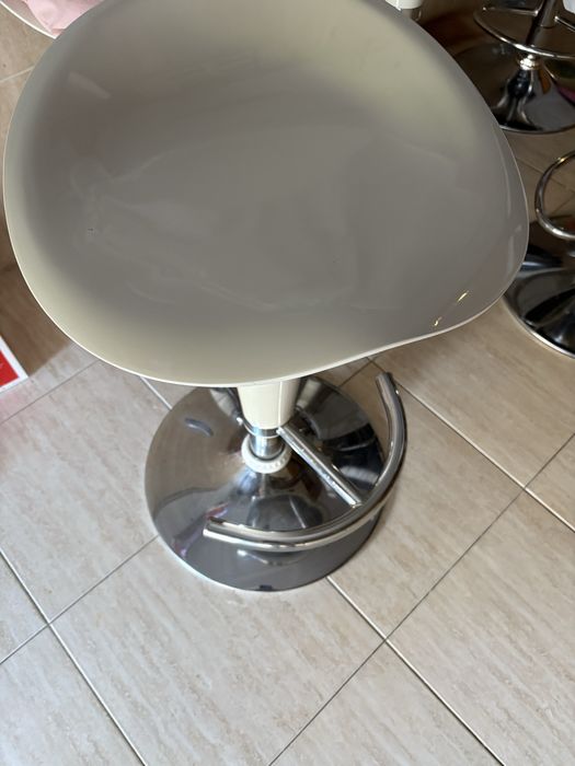 Dois bancos bar brancos