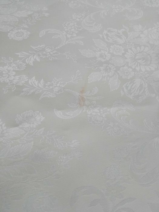 Obrus z plamkami ecru Materiał 140 x 140 cm z błyszczącym wzorem