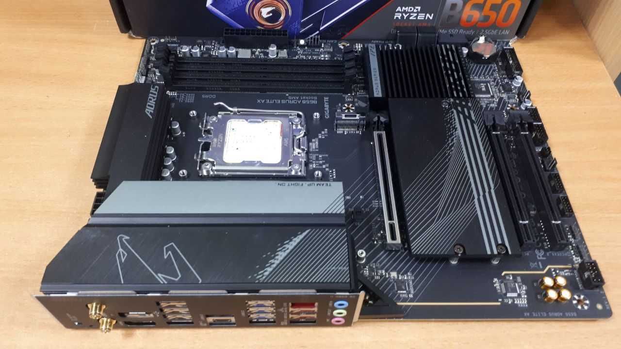 Материнська плата Gigabyte B650 Aorus Elite AX