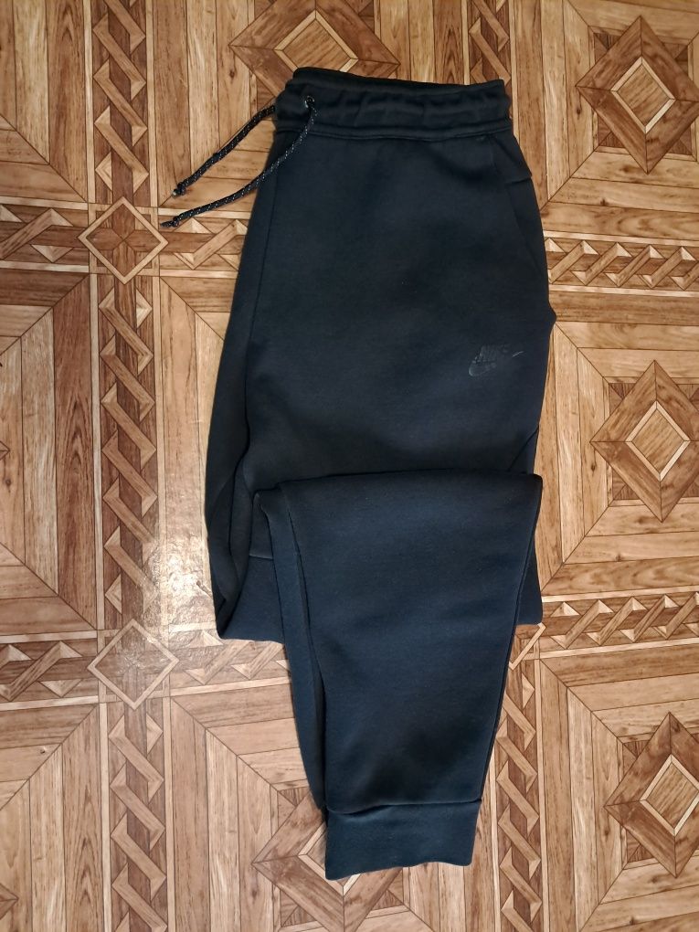 Спортивные Штаны Nike Tech Fleece" L Original" В отличном состоянии.