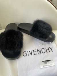 Givenchy czarne klapki z futrem naturalnym r 38