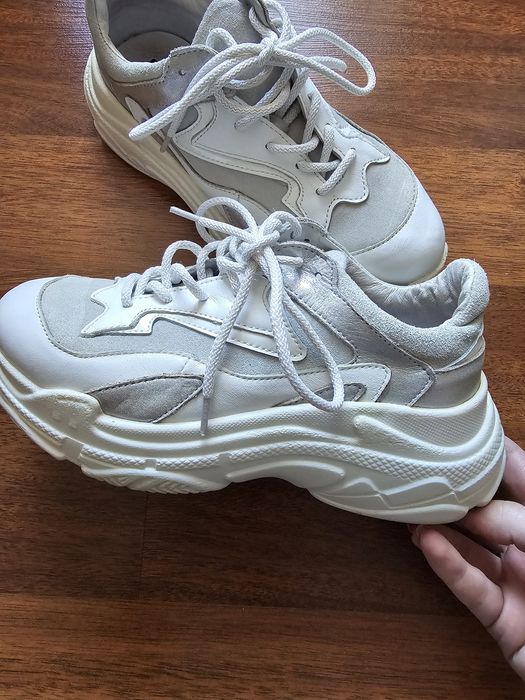 Кроссовки с натуральной кожи, размер 36, в отличном состоянии. Цена