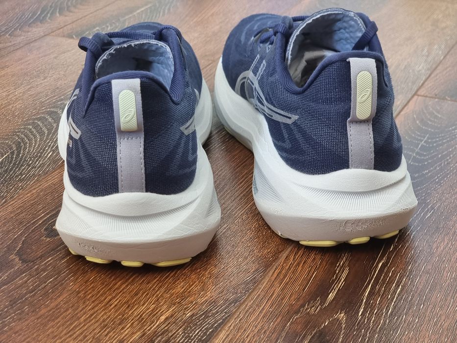 Оригінал 100% чоловічі кросівки asics gt 2000  13  euro 44