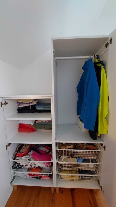 Roupeiro PAX Ikea com prateleiras, cestos e varão para pendurar roupa