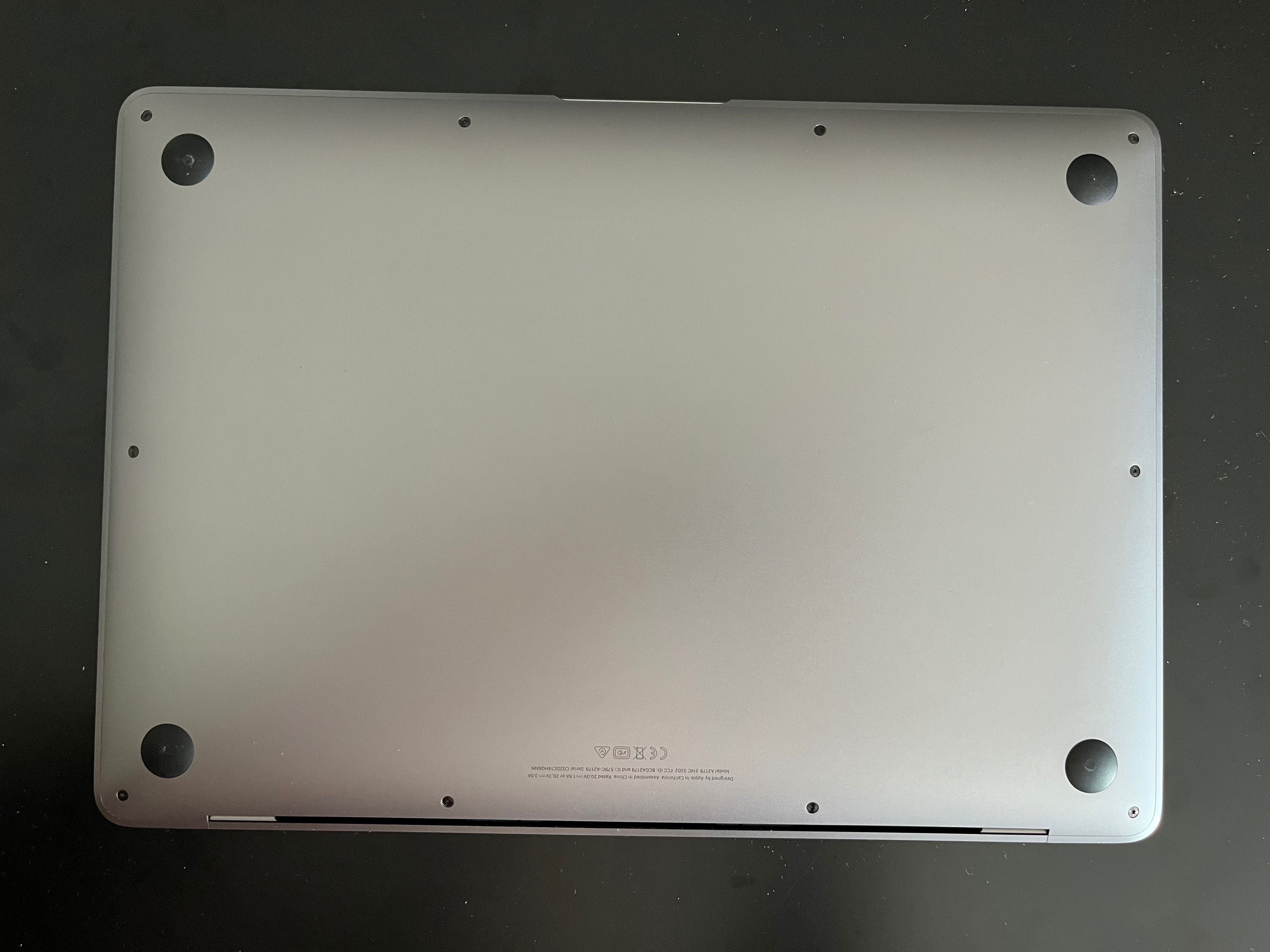 MacBook z procesorem Intel i7 • 16/256 GB • Klawiatura EN/UA/RU