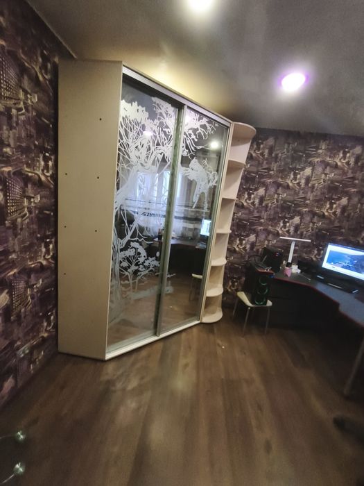 Шкаф угловой с зеркалом