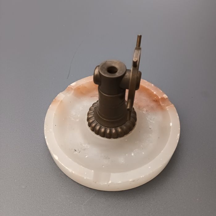 Popielniczką z obcinaczem do cygar