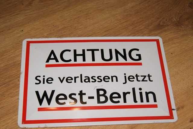 Reklama metalowa Uwaga opuszczacie Państwo teraz Berlin Zachodni