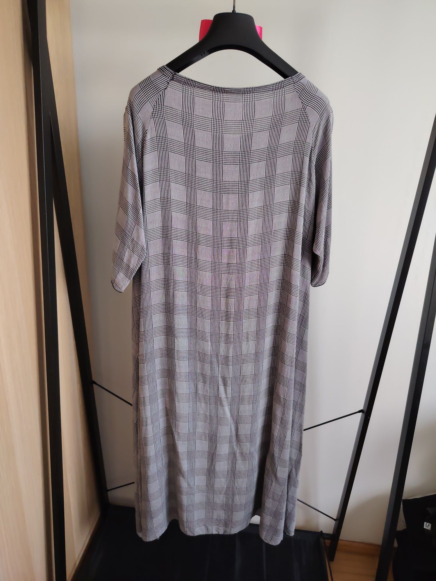 Szara sukienka damska midi krata plus size uni