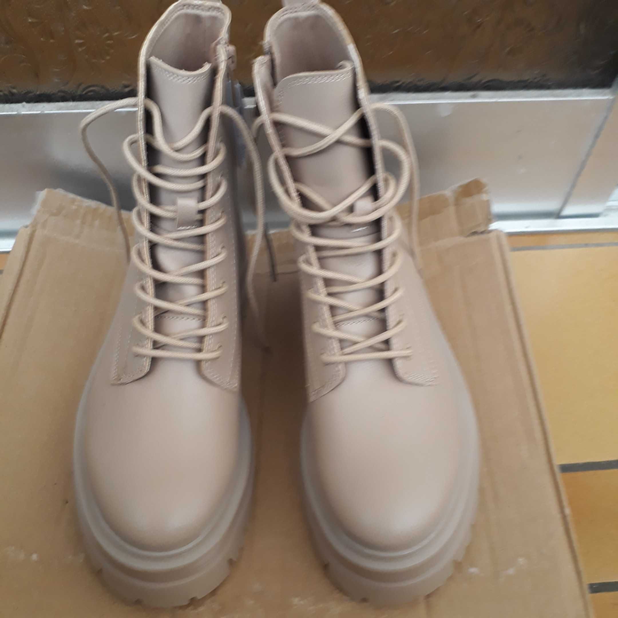 Botas Creme Stradivarius novo sem usar