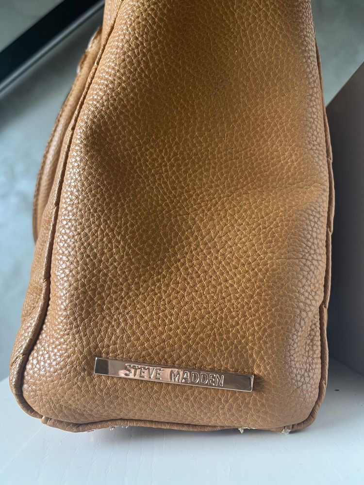 Torebka kamel brązowa złoty łańcuch steve madden