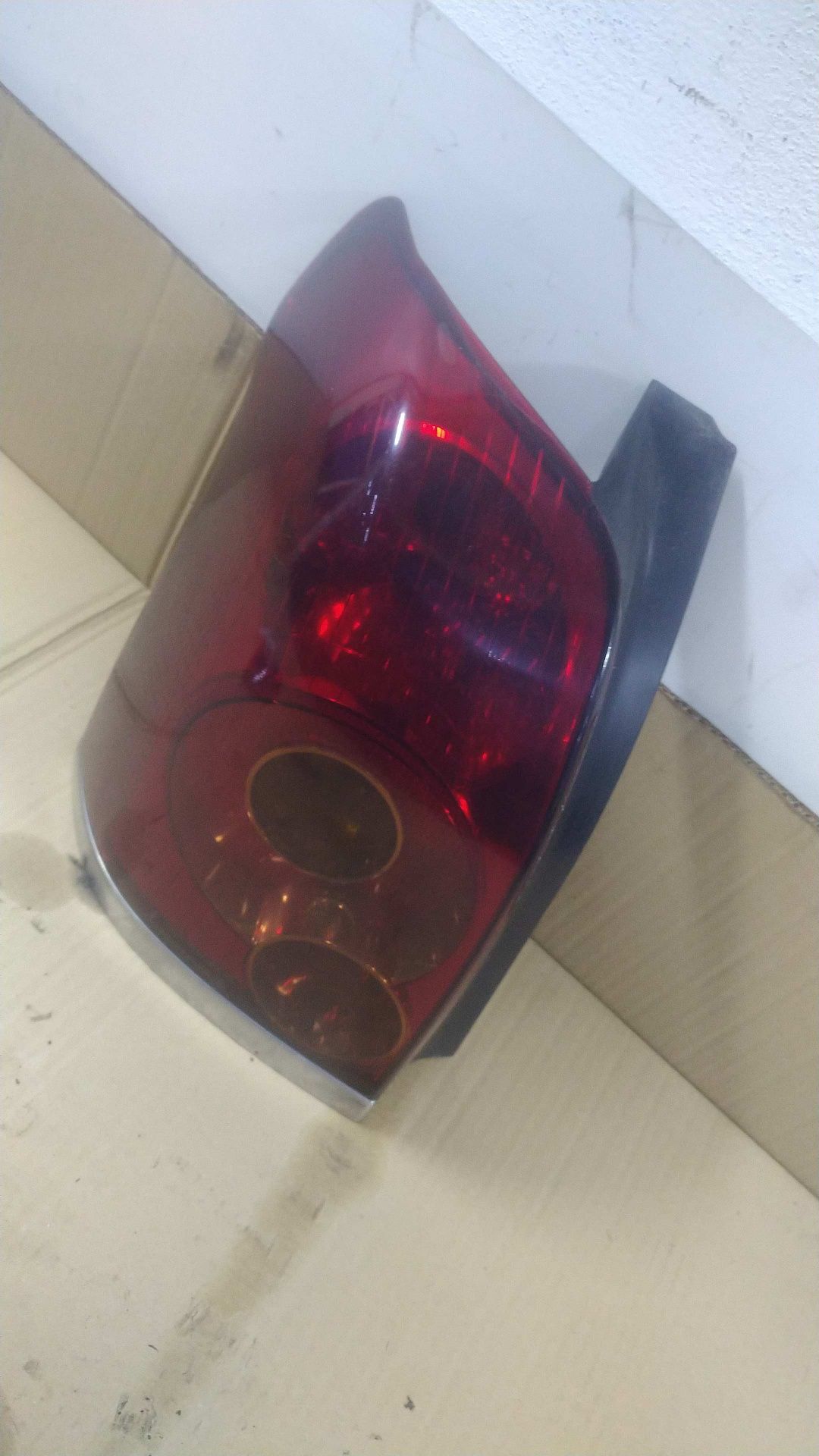 / Avensis t25 lampa lewa tylna kombi