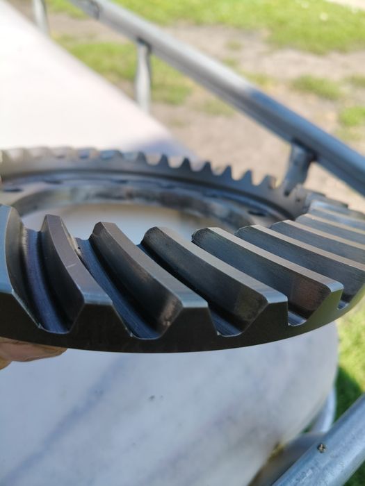 Wałek atakujący z kołem talerzowym przedniego napędu do MF