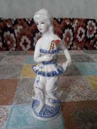 Figurka porcelany kobieta