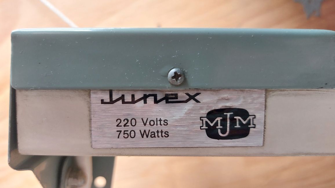 Aquecedor de parede Junex, 750W, usado, a funcionar