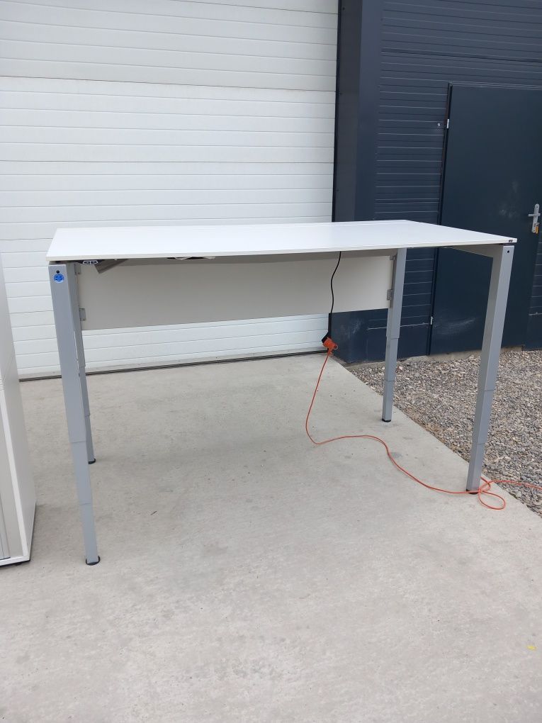 Biurko elektryczne z elektrycznie regulowanym blatem