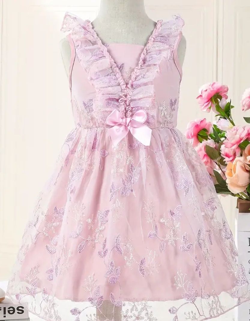 Różowa sukienka z haftem