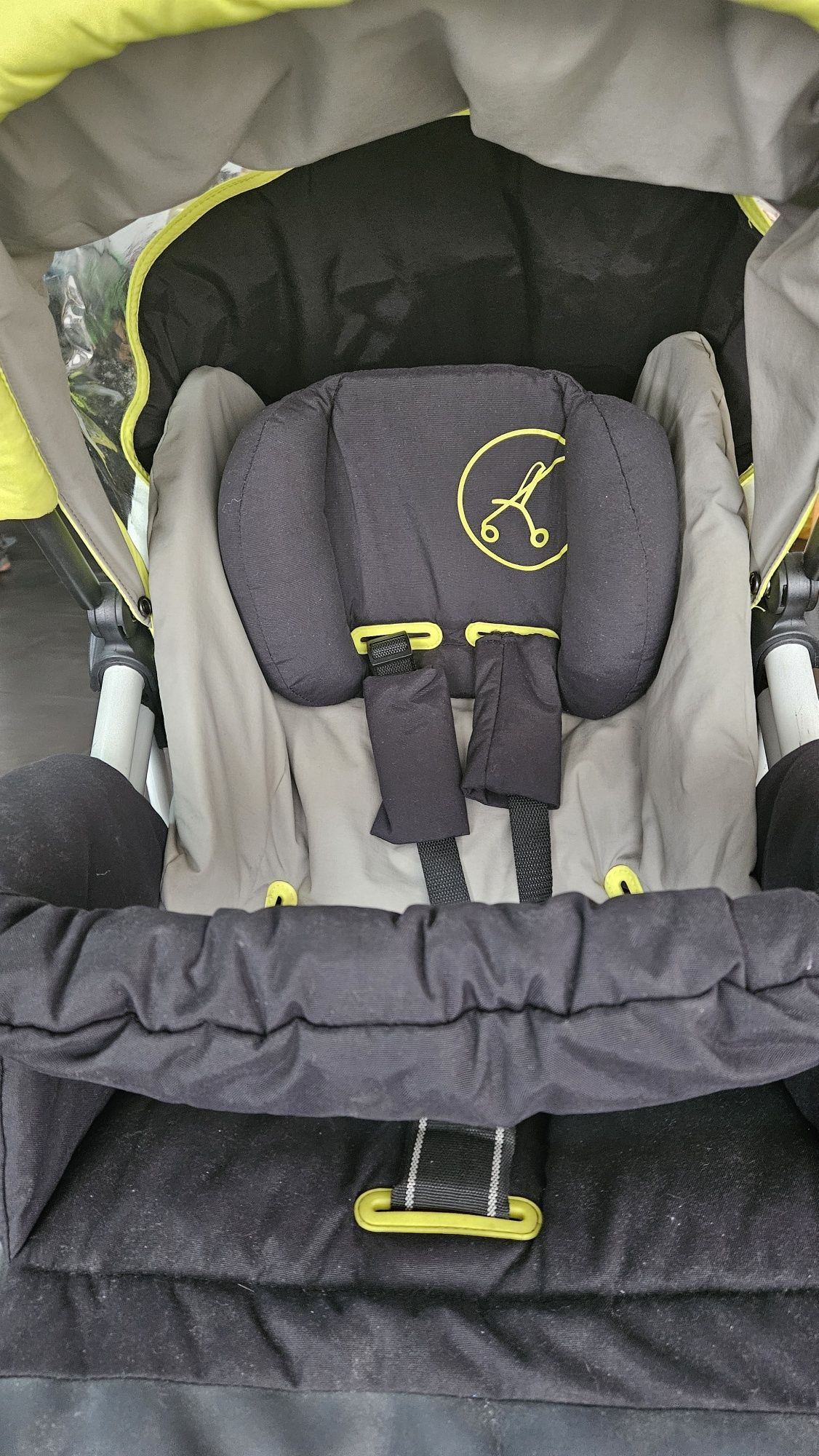 Carrinho com cadeira auto para bebé