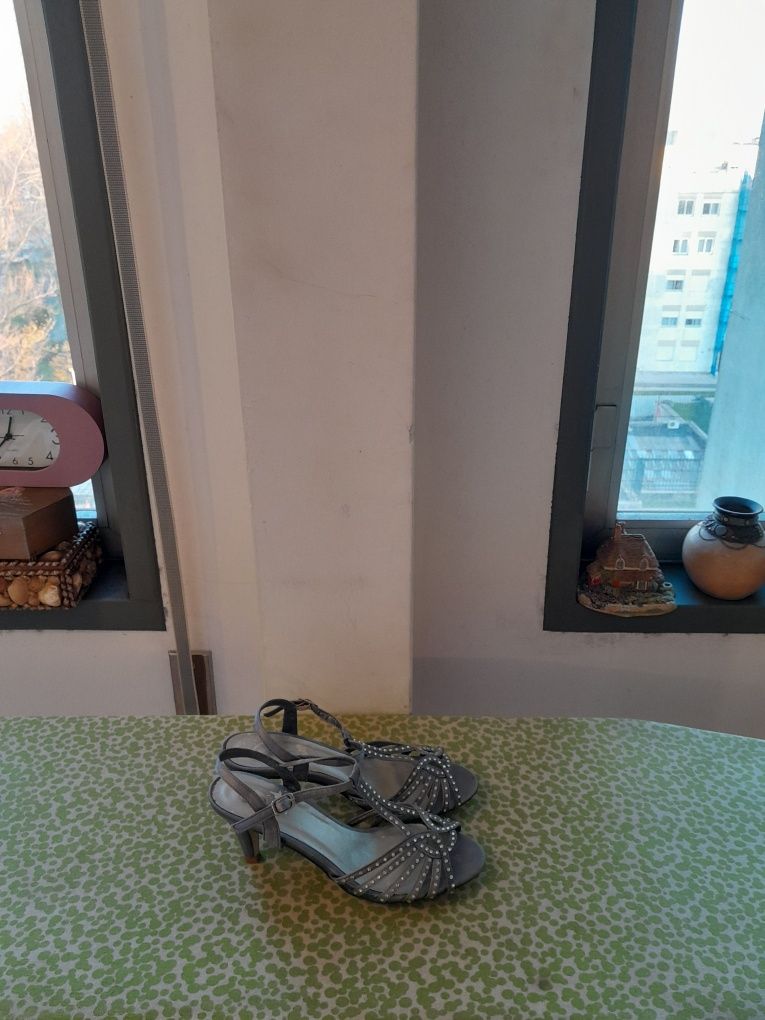Vendo Sandálias de Senhora MANUEL ALVES muito bonitas como novas