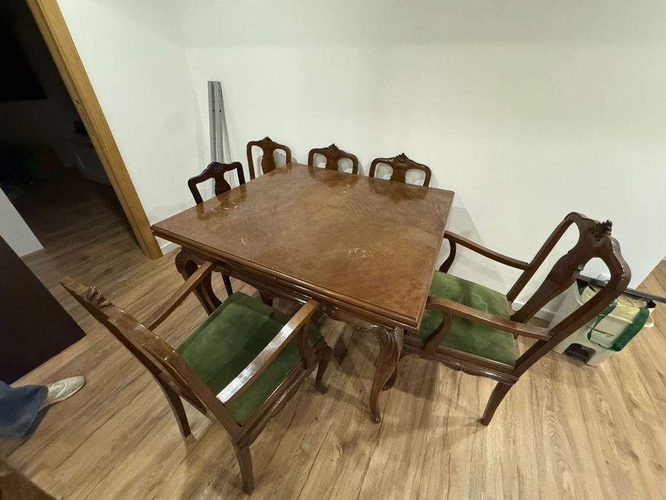 Mesa e cadeiras antigas