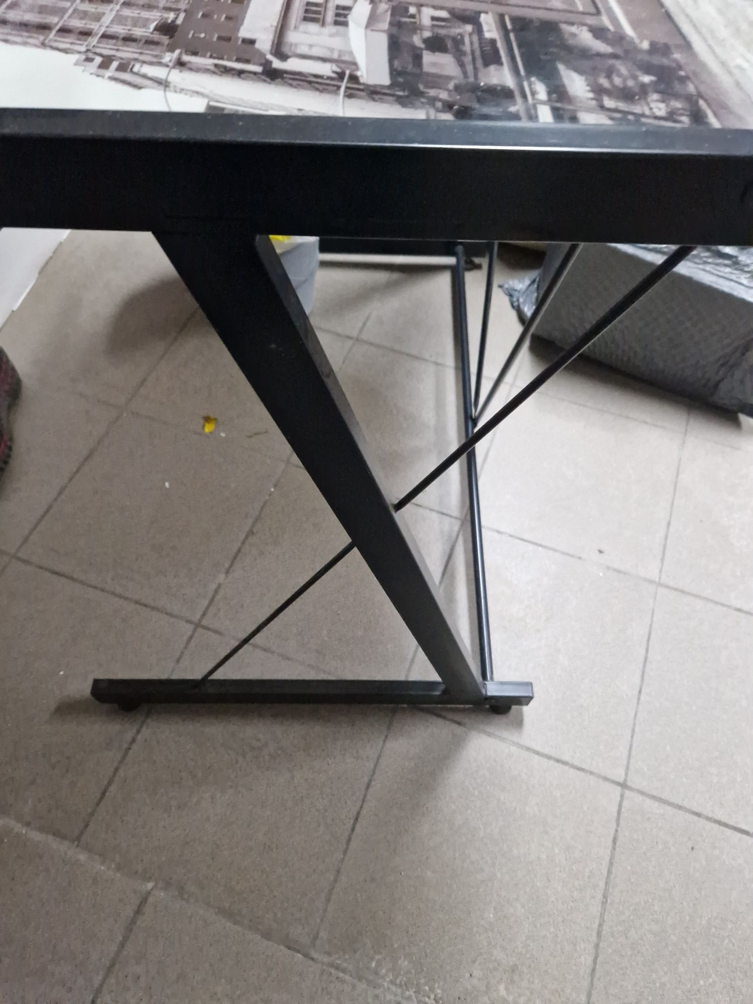 Biurko metalowe z szklanym blatem