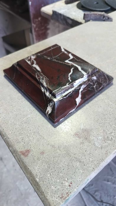 Пвдставка під фігуру