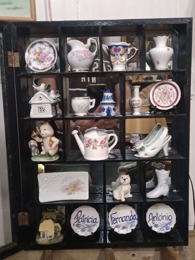Vitrine antiga com 19 miniaturas incluídas