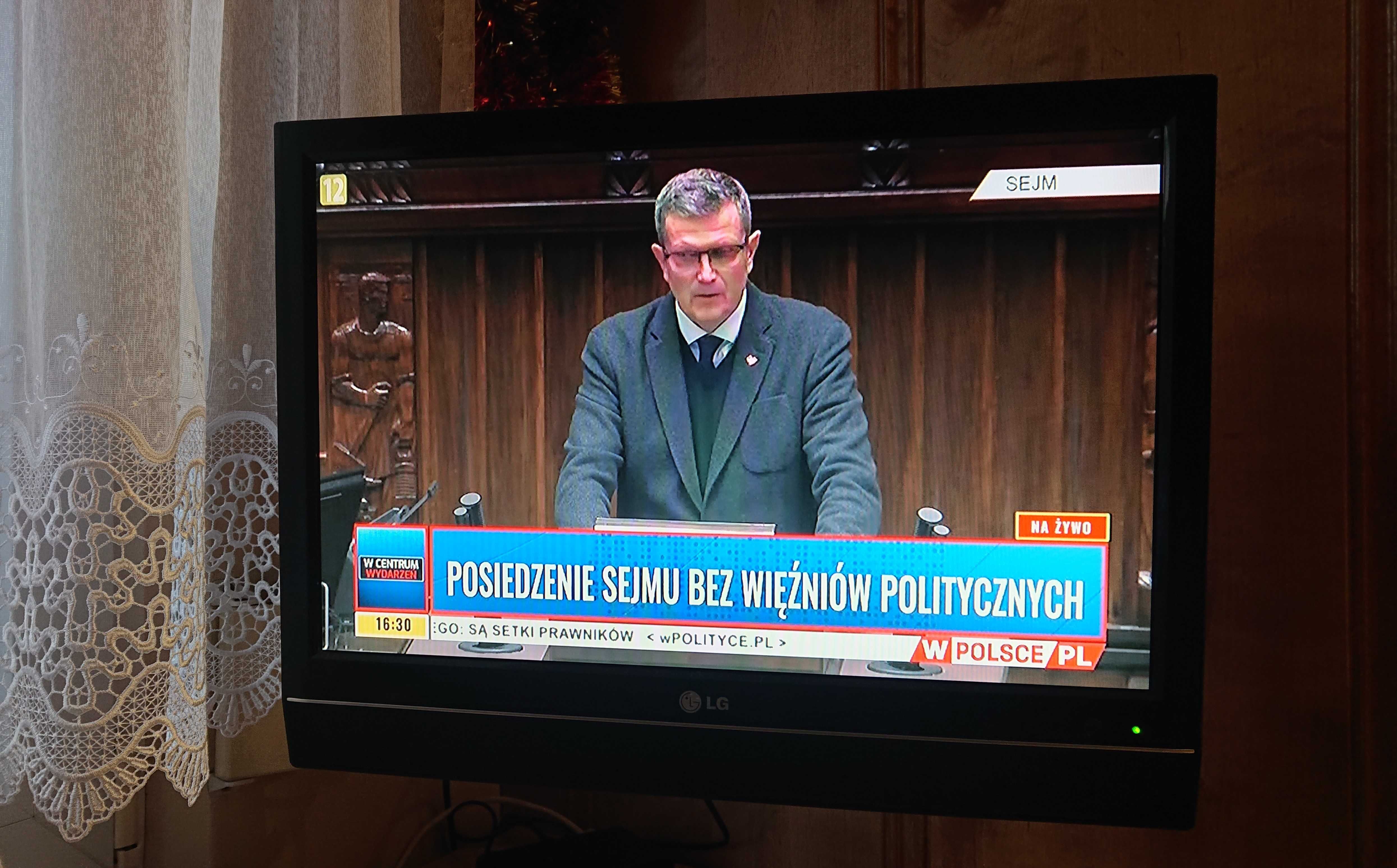 Telewizor LG  LED 19LS4R z dekoderem + uchwyt naścienny