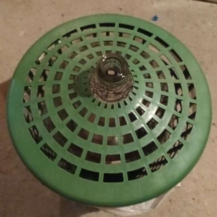 Rezerwacja - Szklany gąsior w plastikowej obudowie.