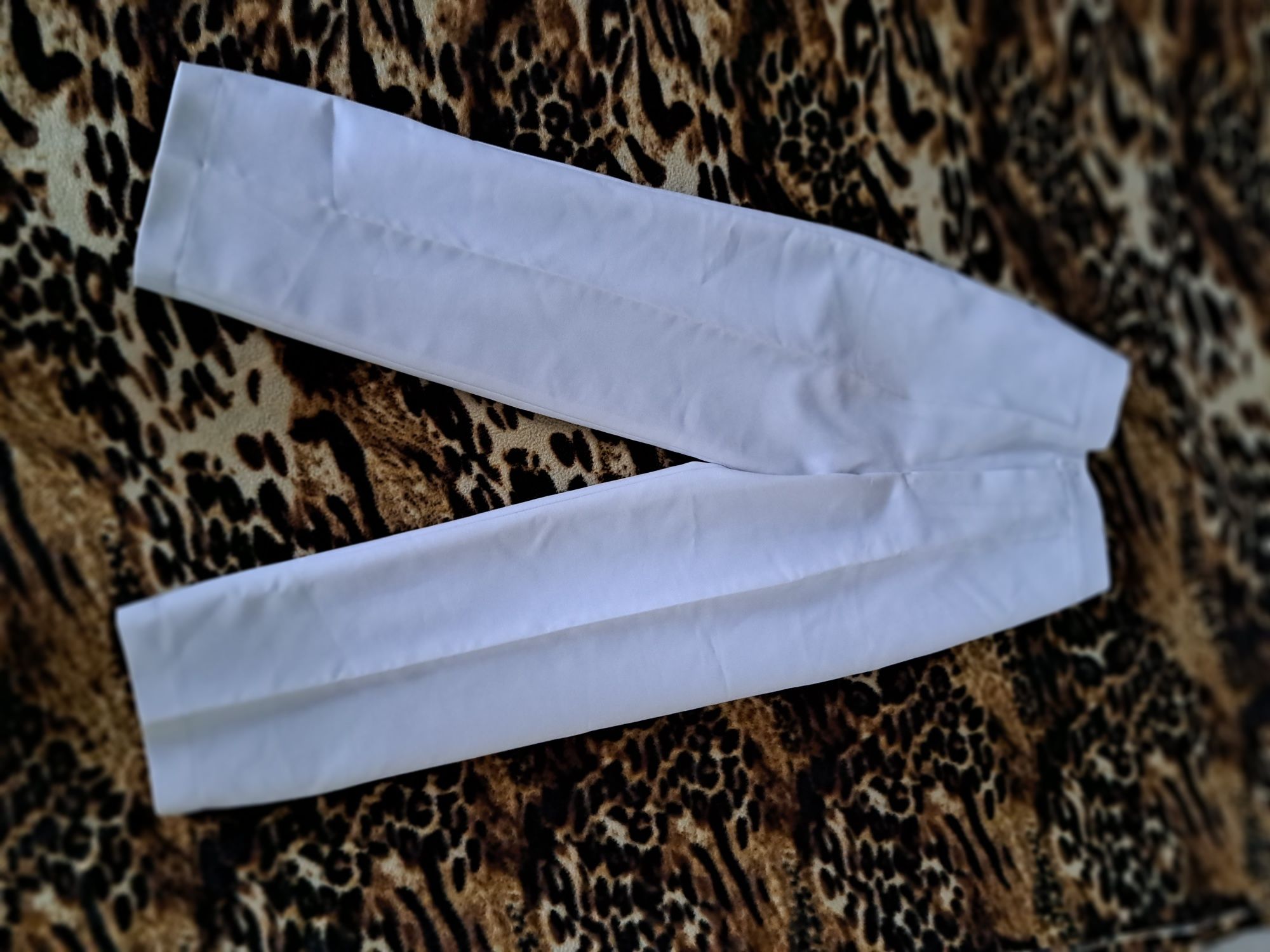 Sprzedam dwie używane Alby ze spodniami białe do komunji.