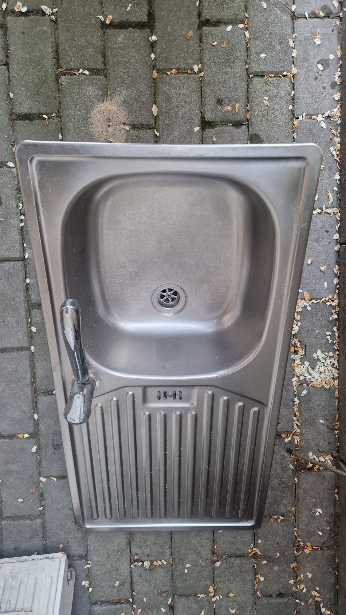 Zlew stalowy jednokomorowy z ociekaczem i z baterią