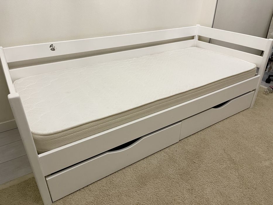 Ліжко деревʼяне 80 x 190 з матрацом і шухлядами