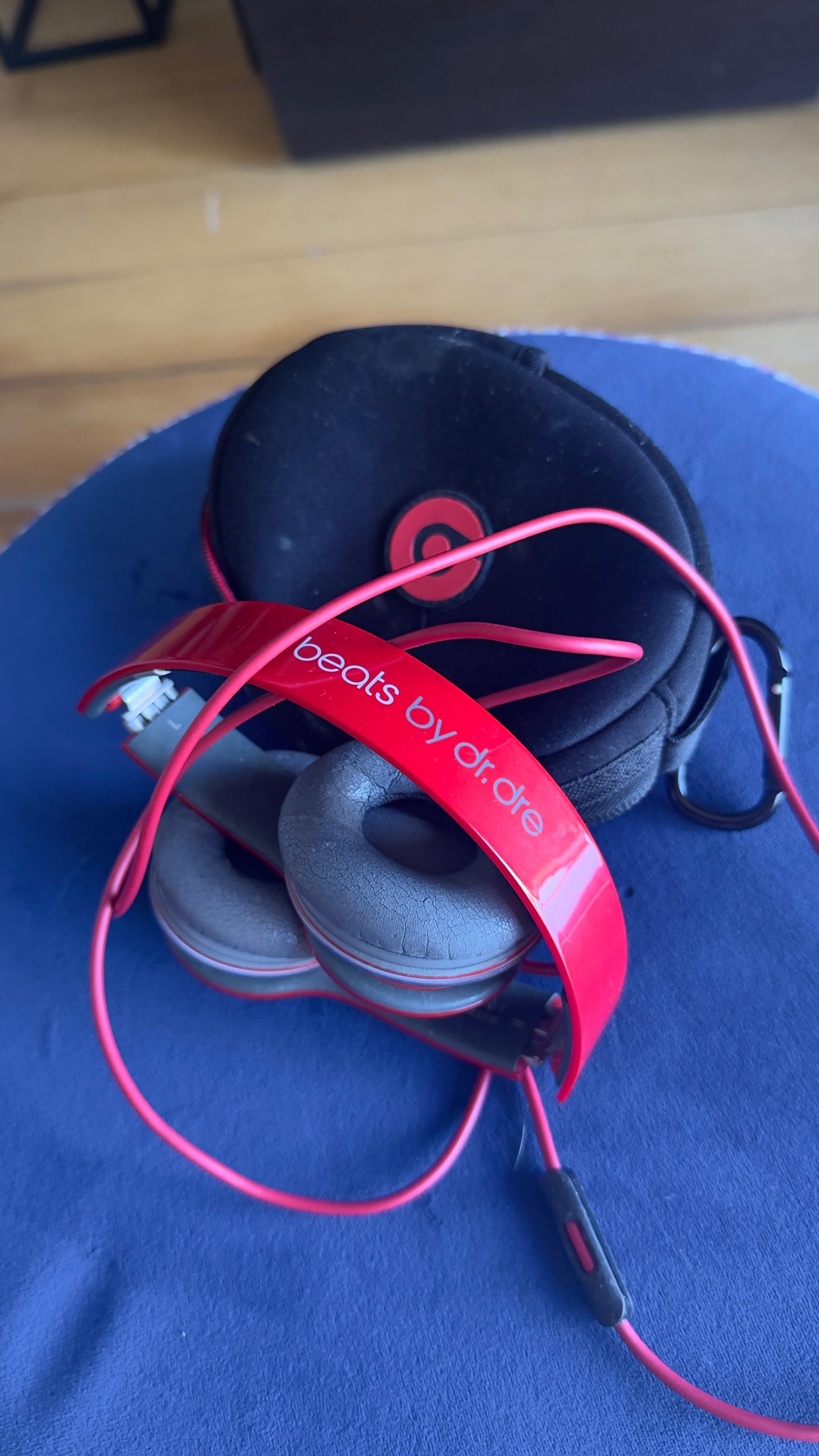 Fones Beats by Dr. Dre vermelhos com fio + estojo