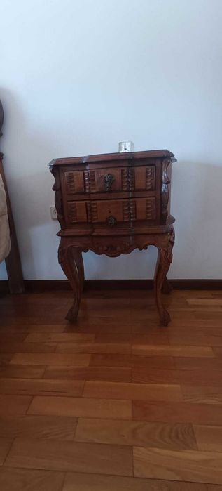 Cama antiga / vintage - quarto (cama, mesinhas e cómoda)