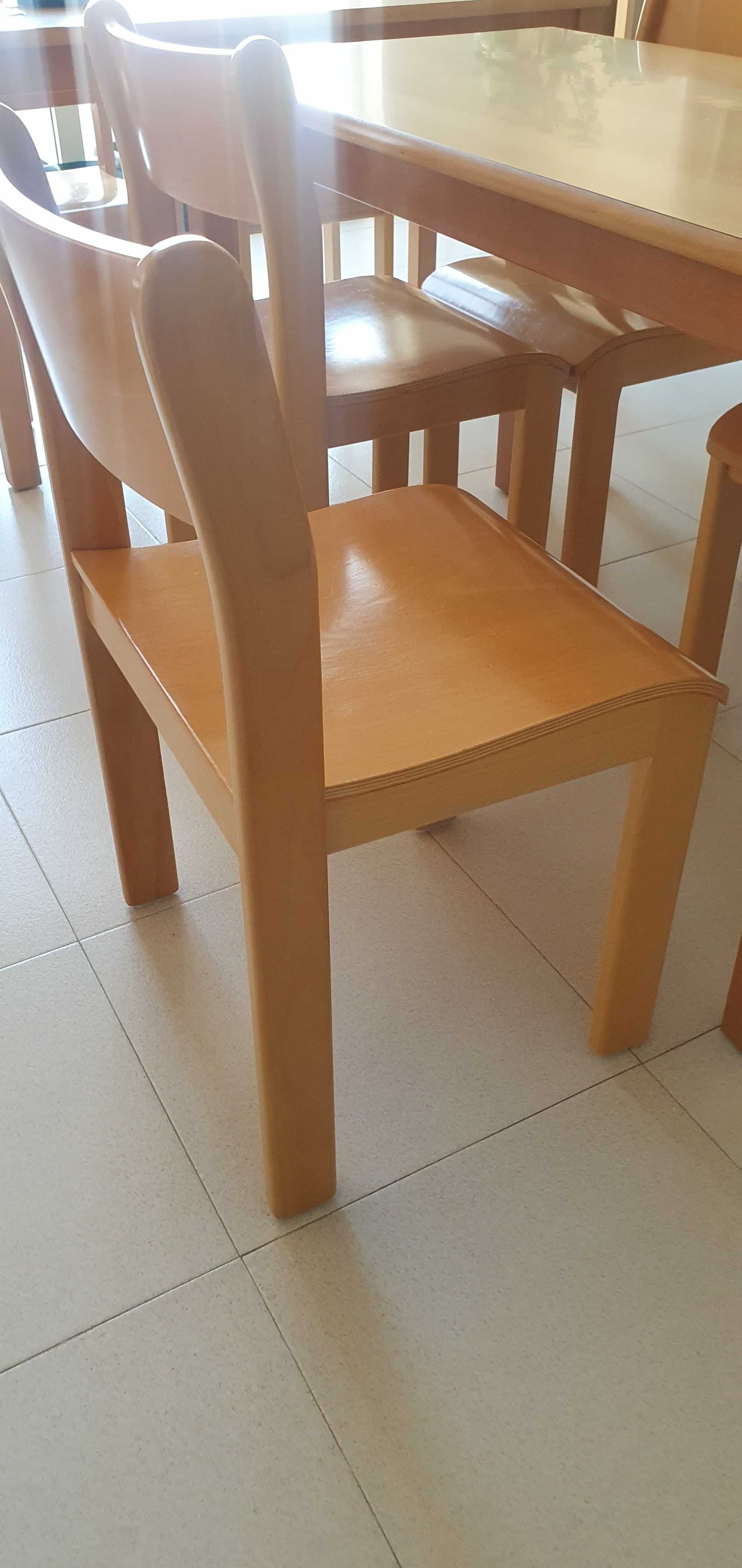 Mesas e cadeiras escolares